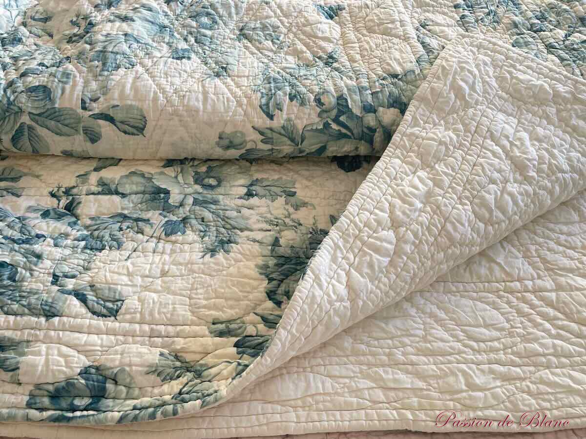 Rare grande ouverture Piquée XIXe siècle : une face avec motifs fleuris sur fond bleu-vert. – Image 6