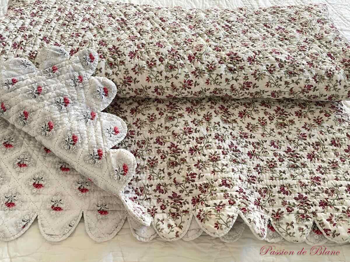 Belle courtepointe Piquée Main, Festonnée: Double Face Avec Motifs Fleuris, Provençaux – Image 7