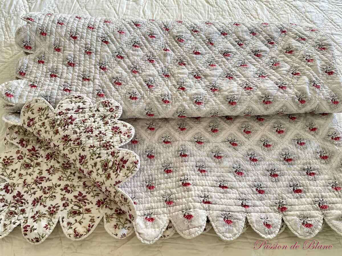 Belle courtepointe Piquée Main, Festonnée: Double Face Avec Motifs Fleuris, Provençaux – Image 6