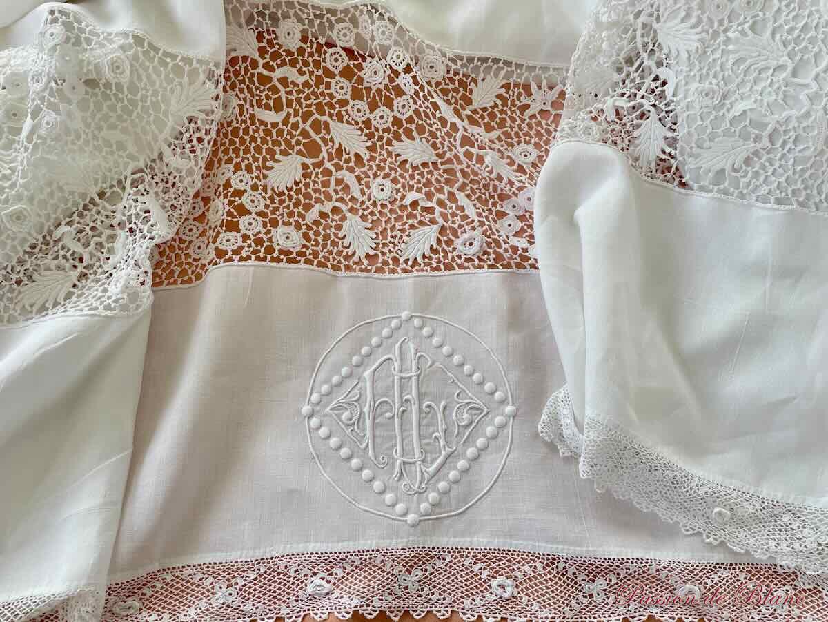 Beau drap en fil de lin, monogramme AL, découverte dentelle au crochet d'art : points d'Irlande – Image 7