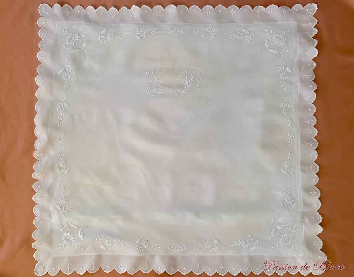 Merveilleuse taie festonnée avec fleurs, mono ED sur fil de lin – Image 6