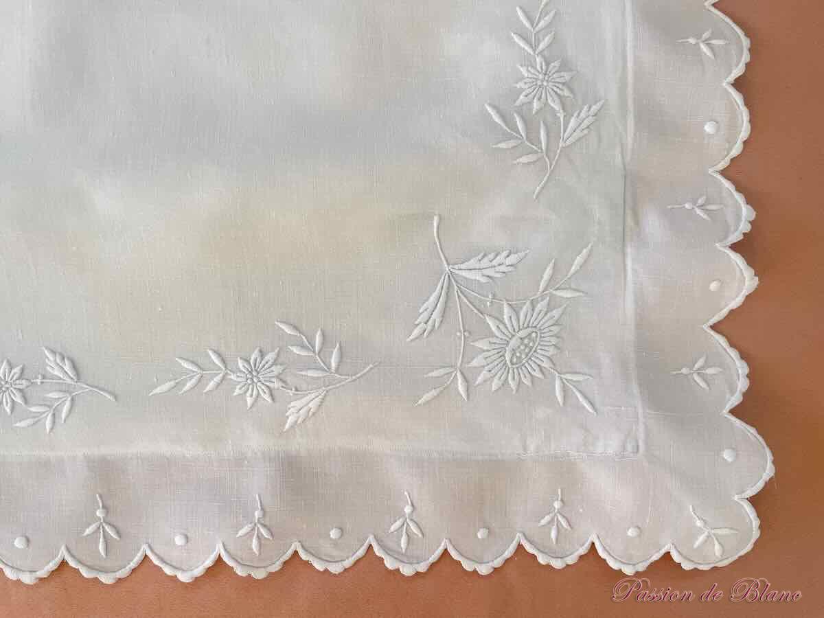 Merveilleuse taie festonnée avec fleurs, mono ED sur fil de lin – Image 5