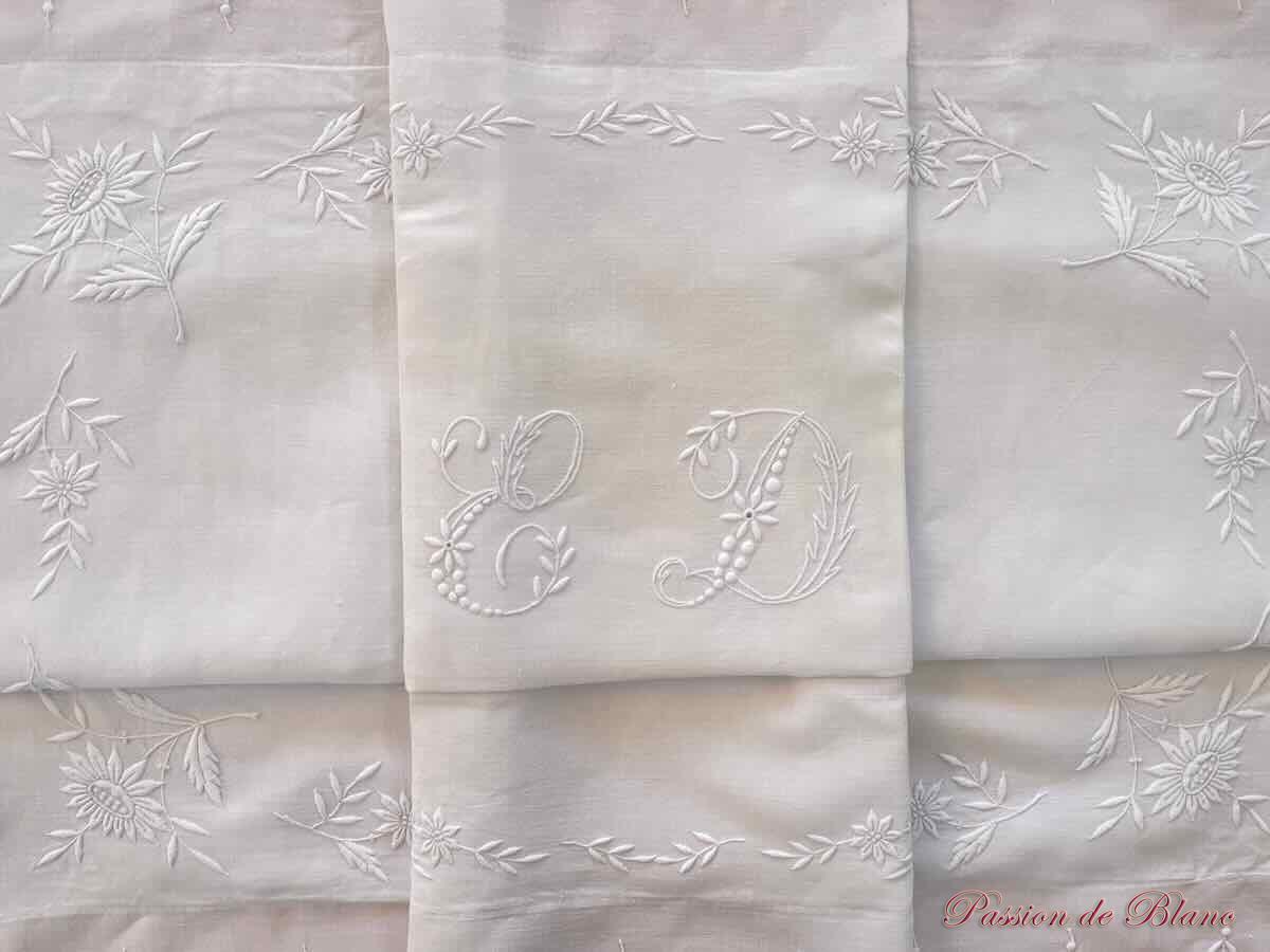 Merveilleuse taie festonnée avec fleurs, mono ED sur fil de lin – Image 2