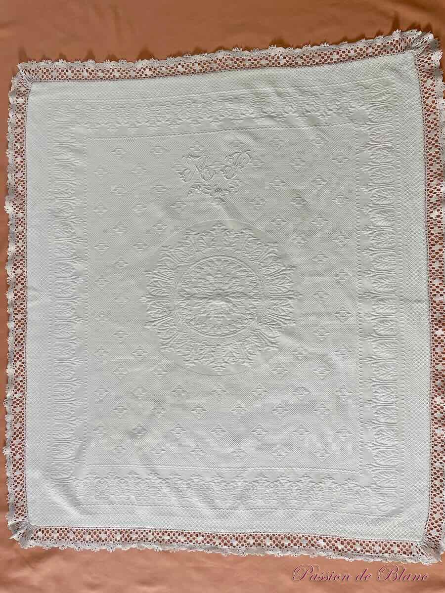 Petite couverture en piqué plat Marseillais avec dentelle aux fuseaux – Image 7