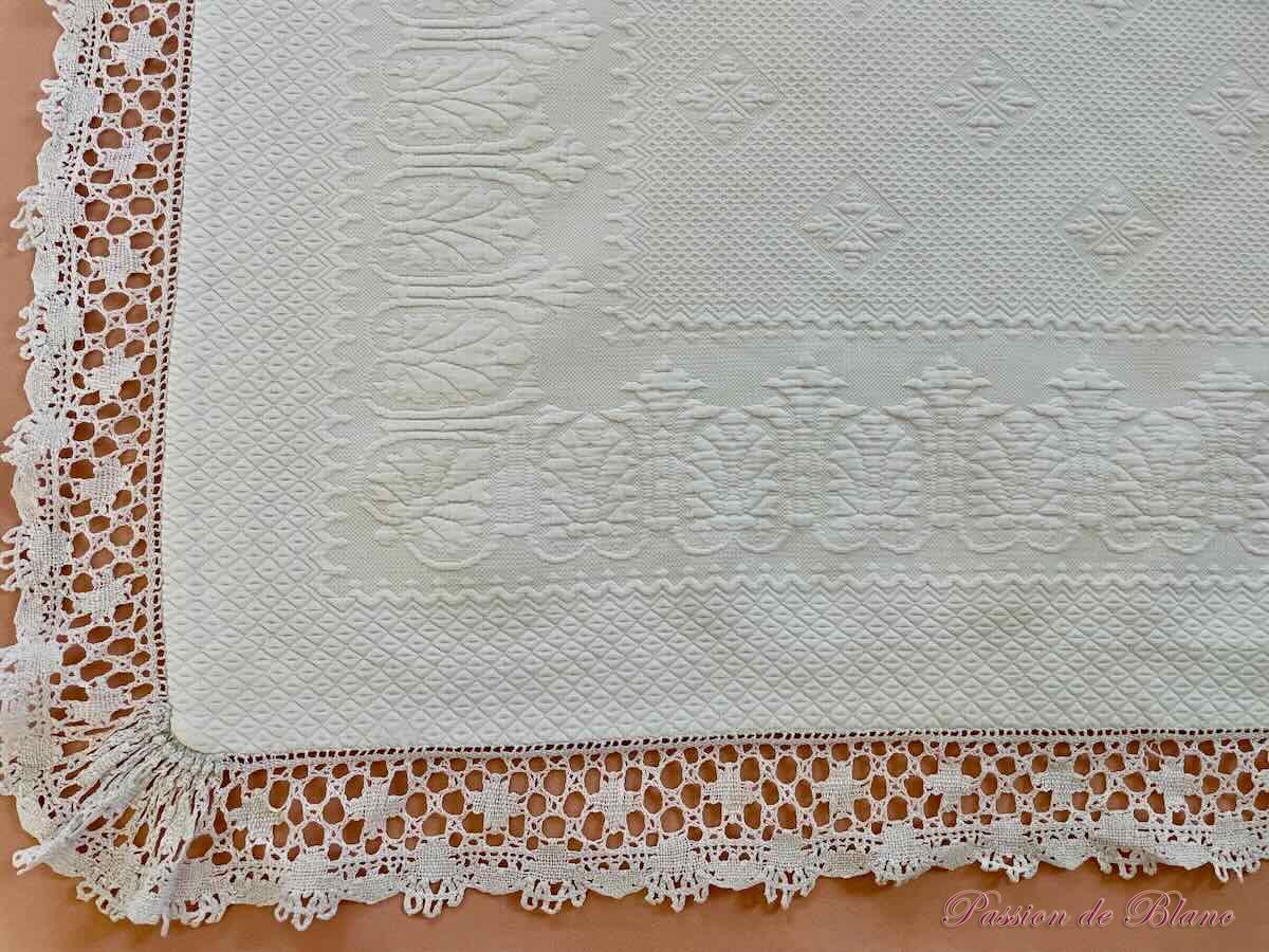 Petite couverture en piqué plat Marseillais avec dentelle aux fuseaux – Image 3
