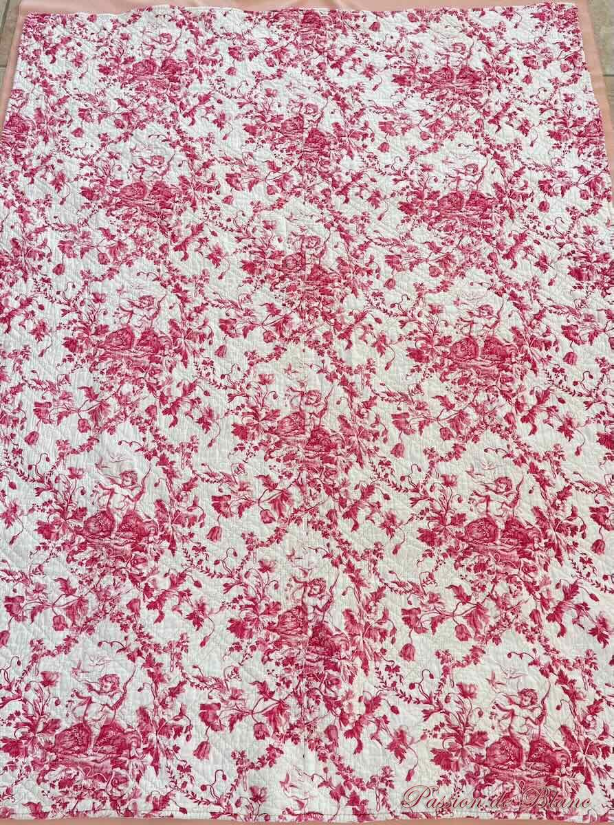 Courtepointe, couverture piquée main double face : 1 côté blanc,l'autre avec Chérubins et fleurs – Image 9