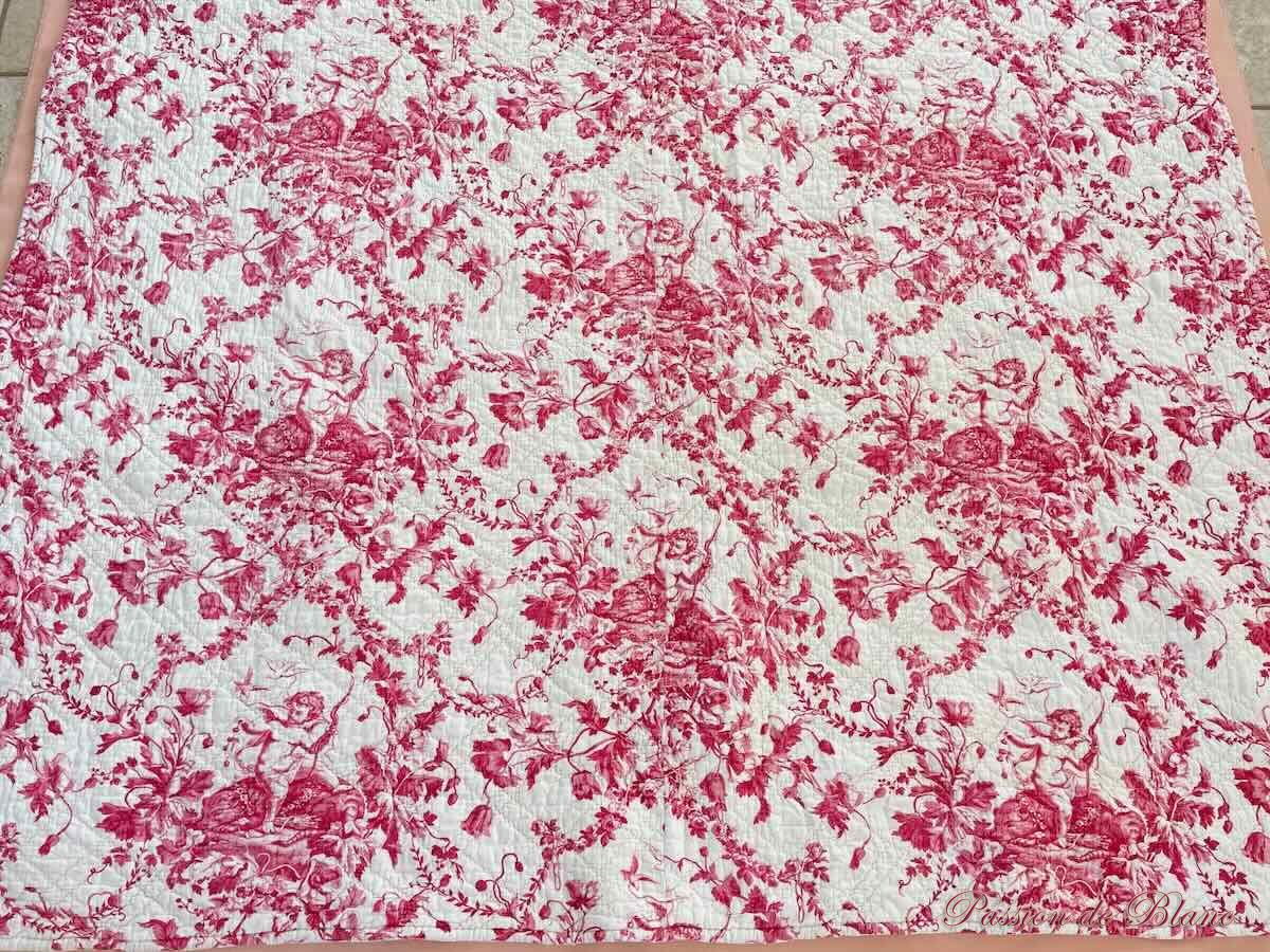 Courtepointe, couverture piquée main double face : 1 côté blanc,l'autre avec Chérubins et fleurs – Image 2