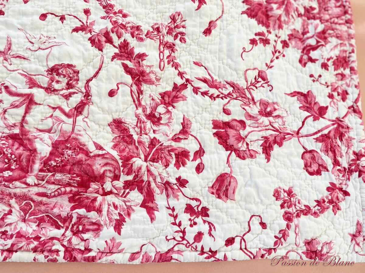 Courtepointe, couverture piquée main double face : 1 côté blanc,l'autre avec Chérubins et fleurs – Image 5