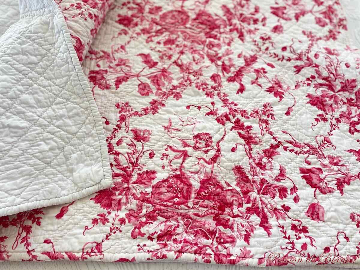 Courtepointe, couverture piquée main double face : 1 côté blanc,l'autre avec Chérubins et fleurs – Image 10