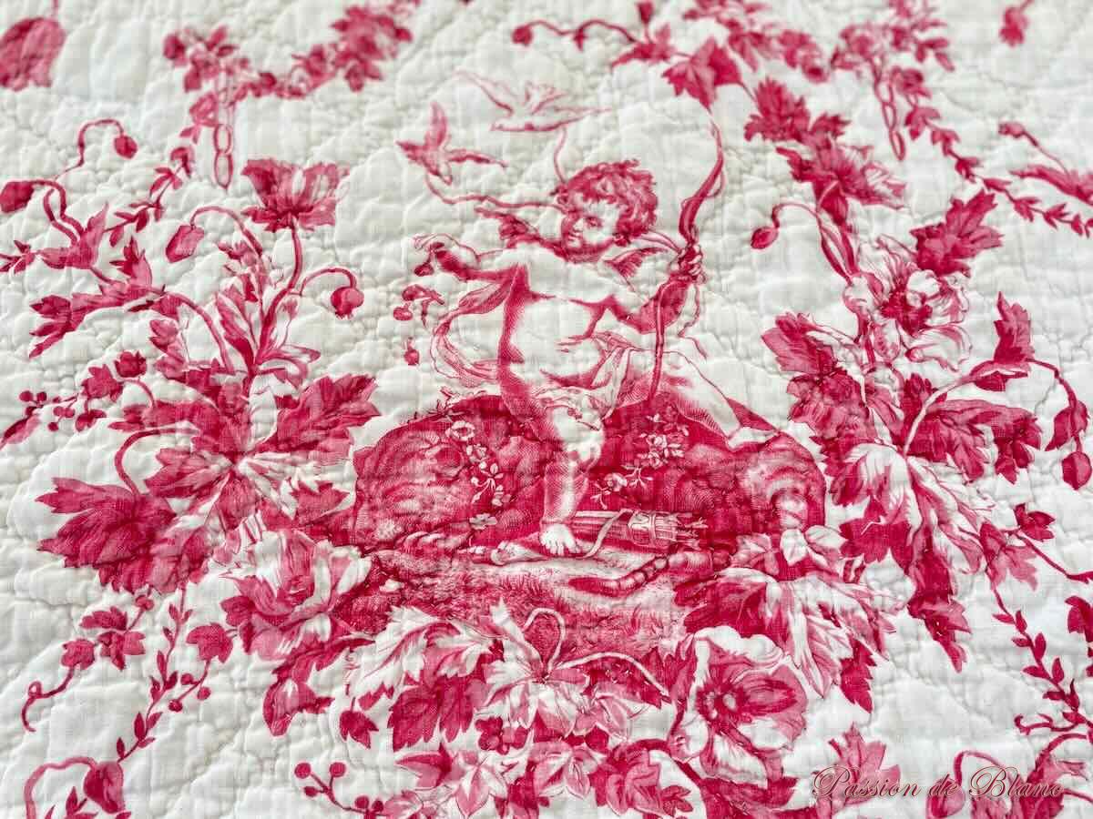 Courtepointe, couverture piquée main double face : 1 côté blanc,l'autre avec Chérubins et fleurs – Image 3