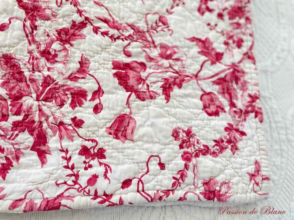 Courtepointe, couverture piquée main double face : 1 côté blanc,l'autre avec Chérubins et fleurs – Image 4