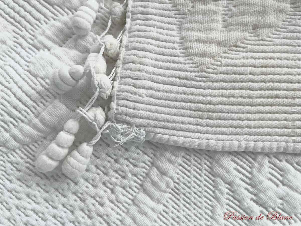 Courtepointe Napoléon III en piqué blanc,beau relief, galon à pompons – Image 7