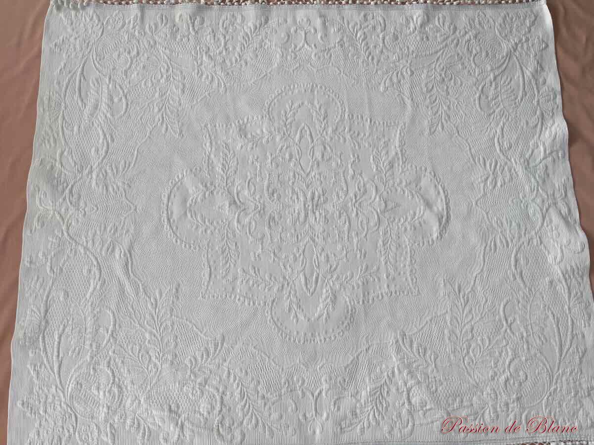 Courtepointe Napoléon III en piqué blanc,beau relief, galon à pompons – Image 2