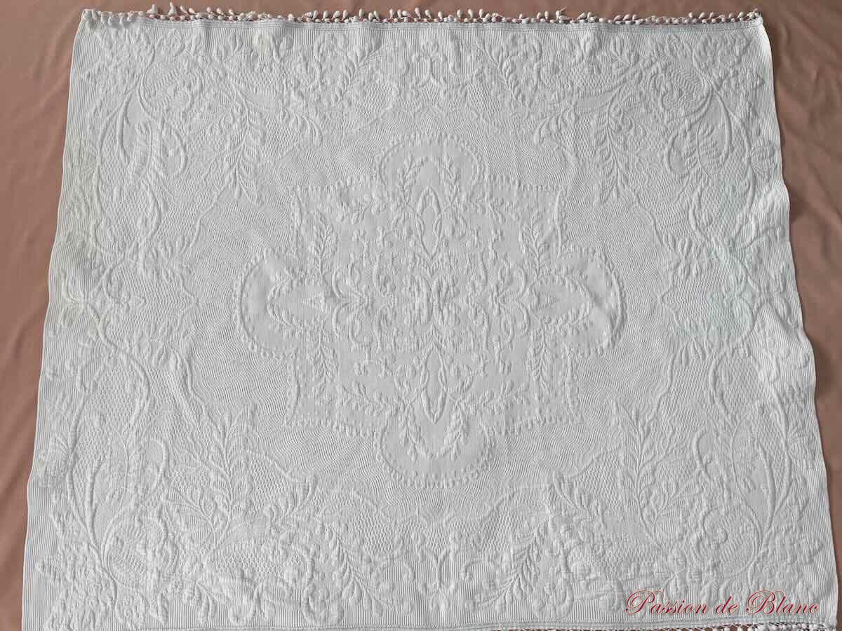 Courtepointe Napoléon III en piqué blanc,beau relief, galon à pompons – Image 6