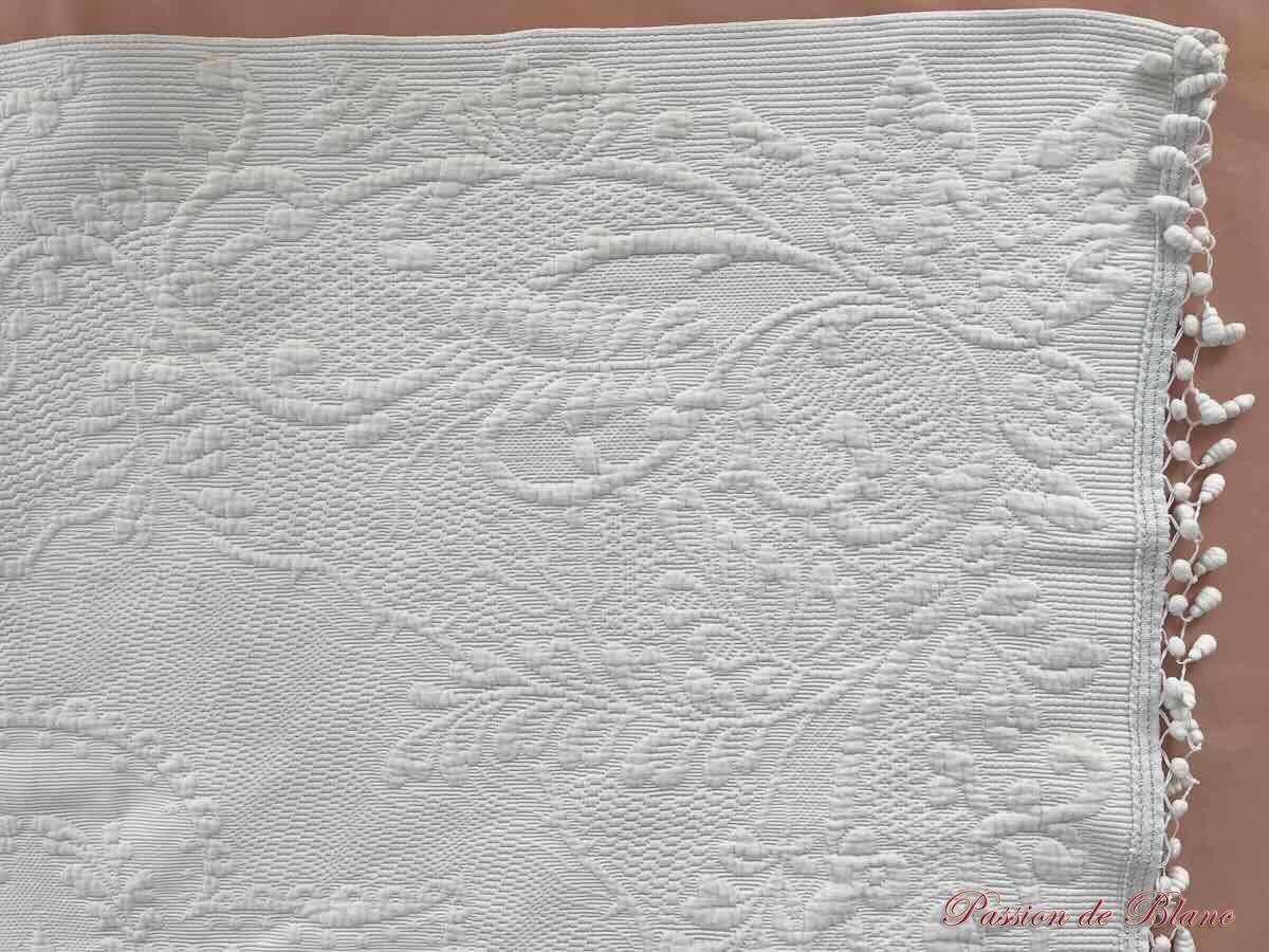 Courtepointe Napoléon III en piqué blanc,beau relief, galon à pompons – Image 4
