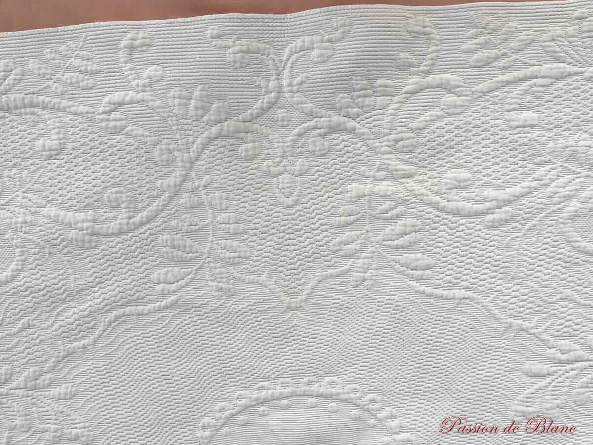 Courtepointe Napoléon III en piqué blanc,beau relief, galon à pompons – Image 3