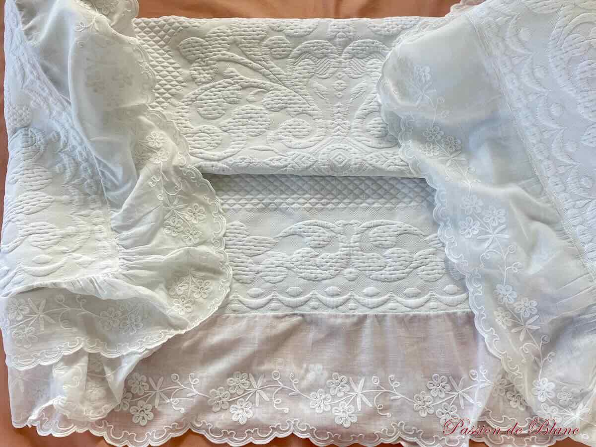 Belle courtepointe en piqué Marseillais avec volant festonné en broderie Cornely – Image 6