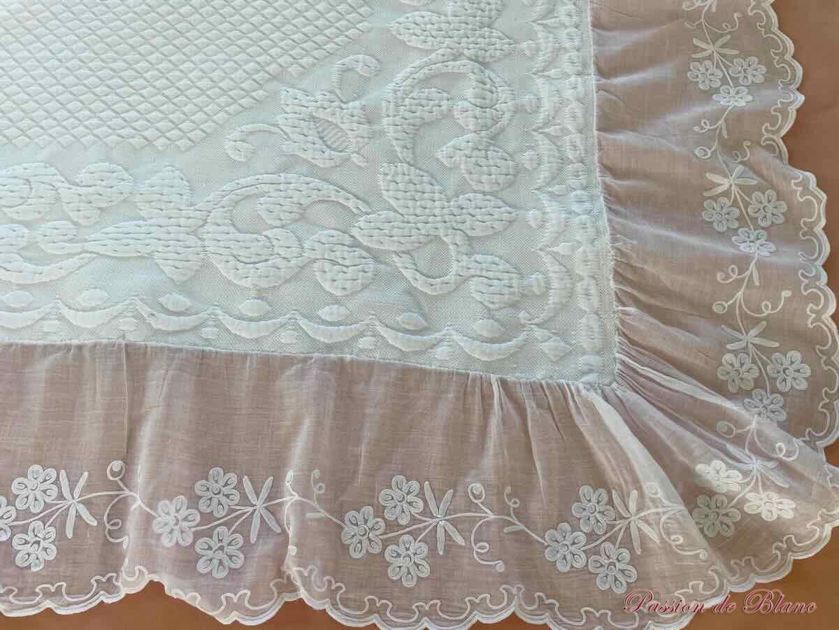 Belle courtepointe en piqué Marseillais avec volant festonné en broderie Cornely – Image 7