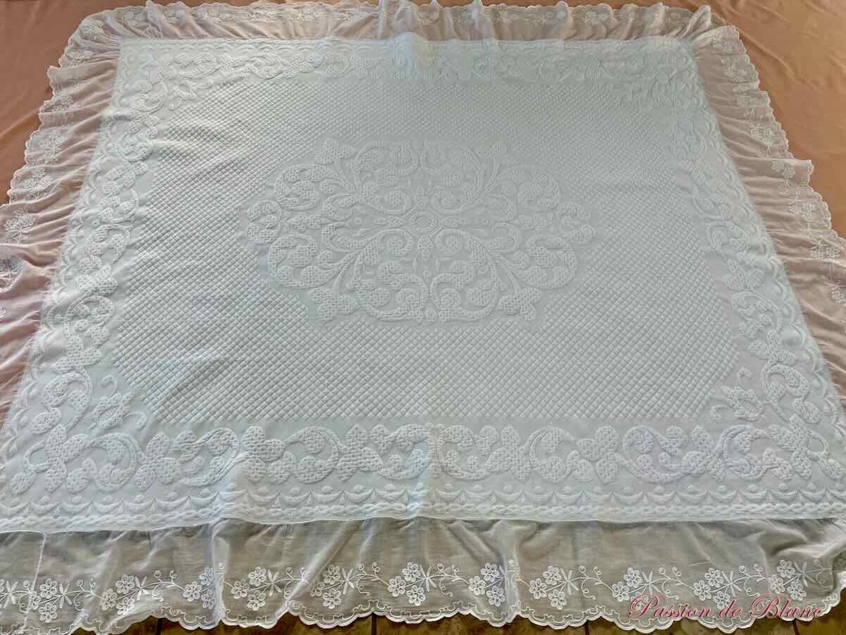 Belle courtepointe en piqué Marseillais avec volant festonné en broderie Cornely – Image 9
