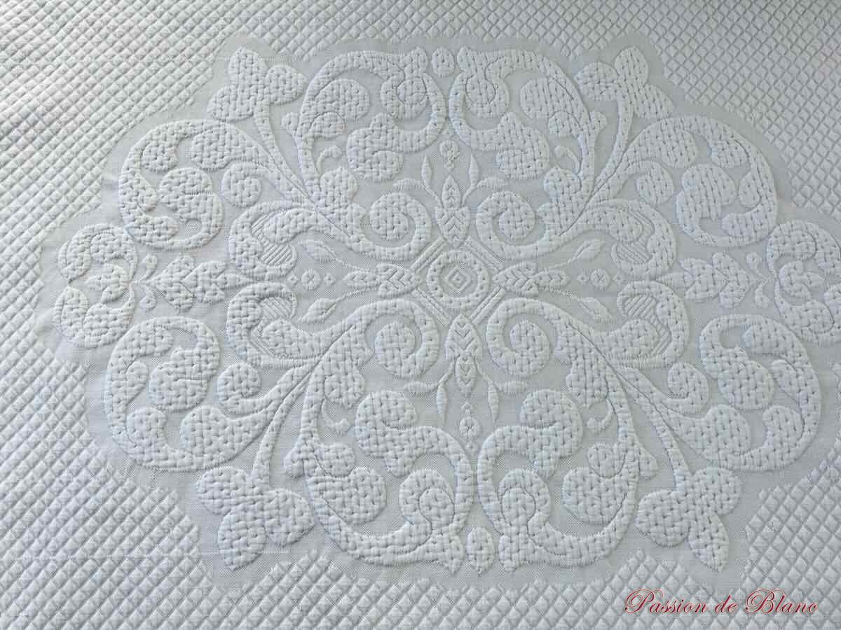Belle courtepointe en piqué Marseillais avec volant festonné en broderie Cornely – Image 4
