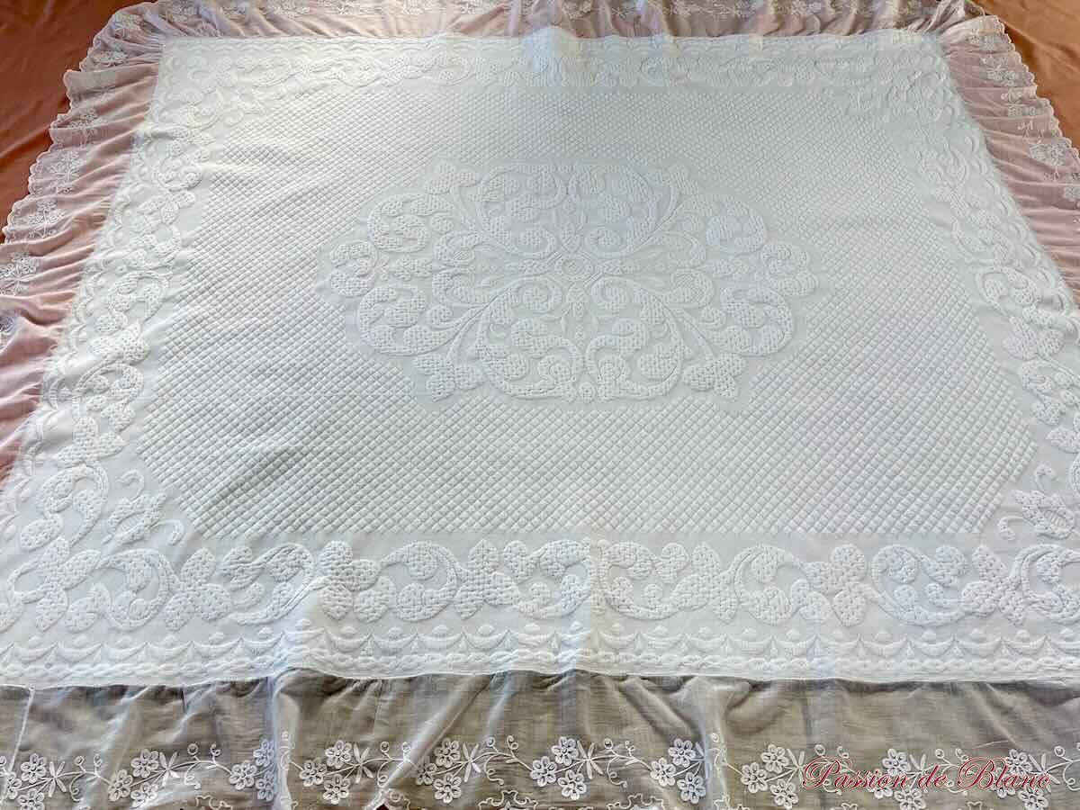 Belle courtepointe en piqué Marseillais avec volant festonné en broderie Cornely – Image 2