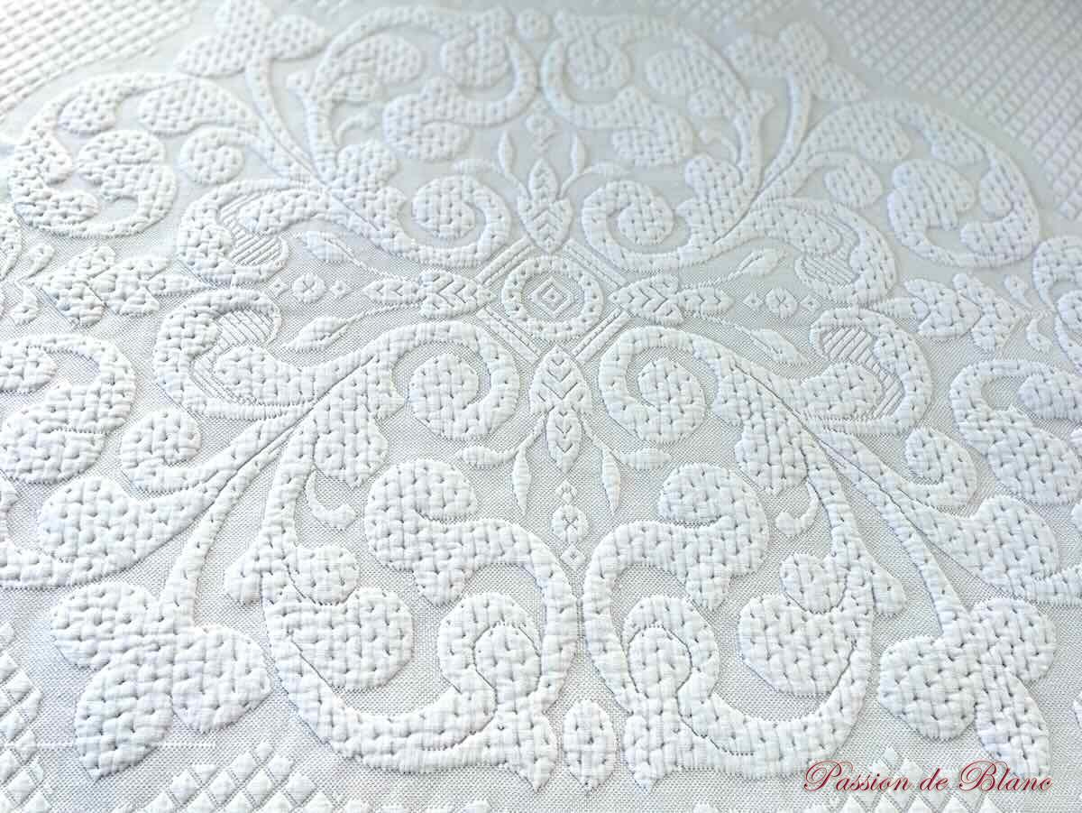 Belle courtepointe en piqué Marseillais avec volant festonné en broderie Cornely – Image 5