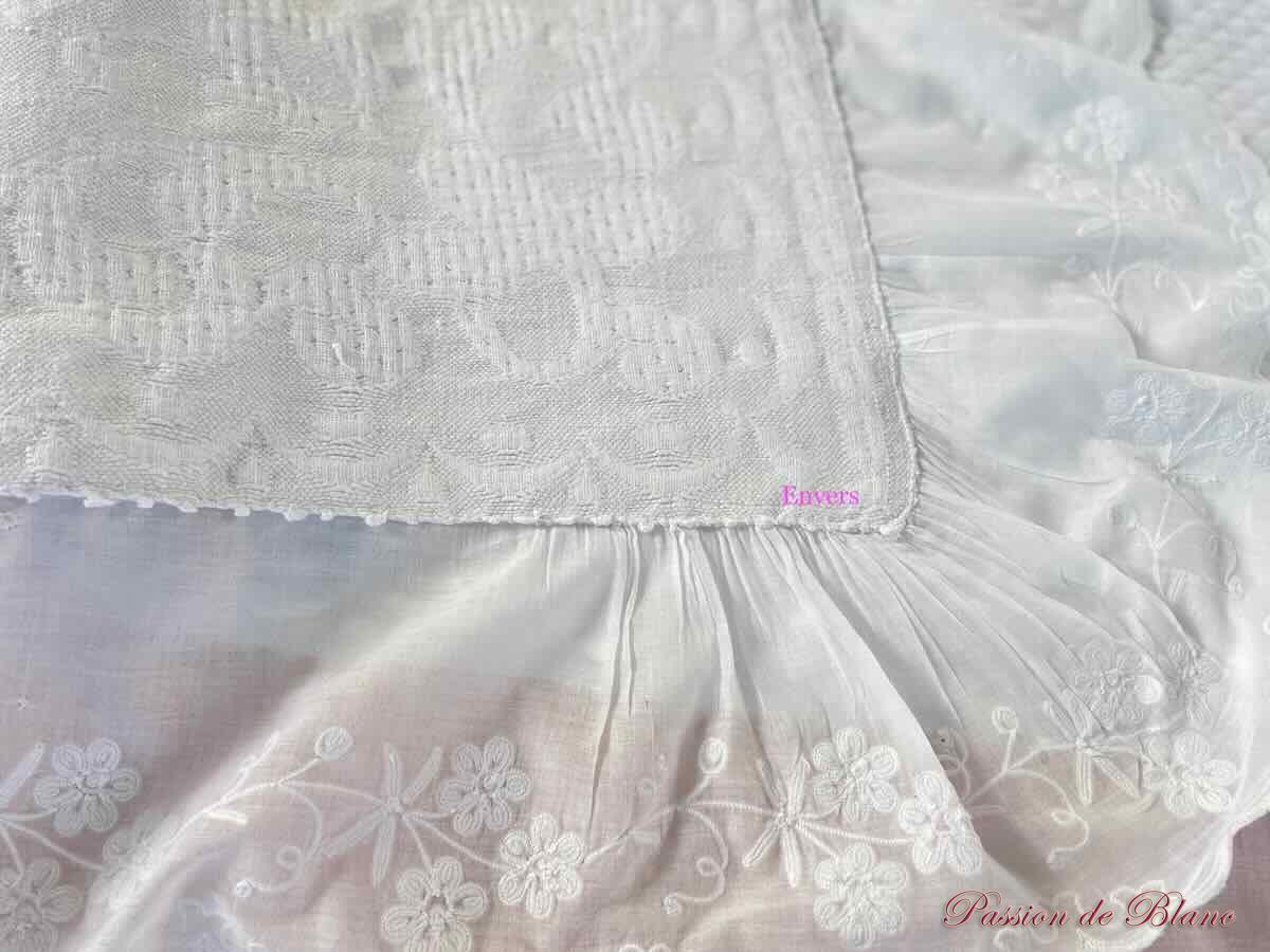Belle courtepointe en piqué Marseillais avec volant festonné en broderie Cornely – Image 3