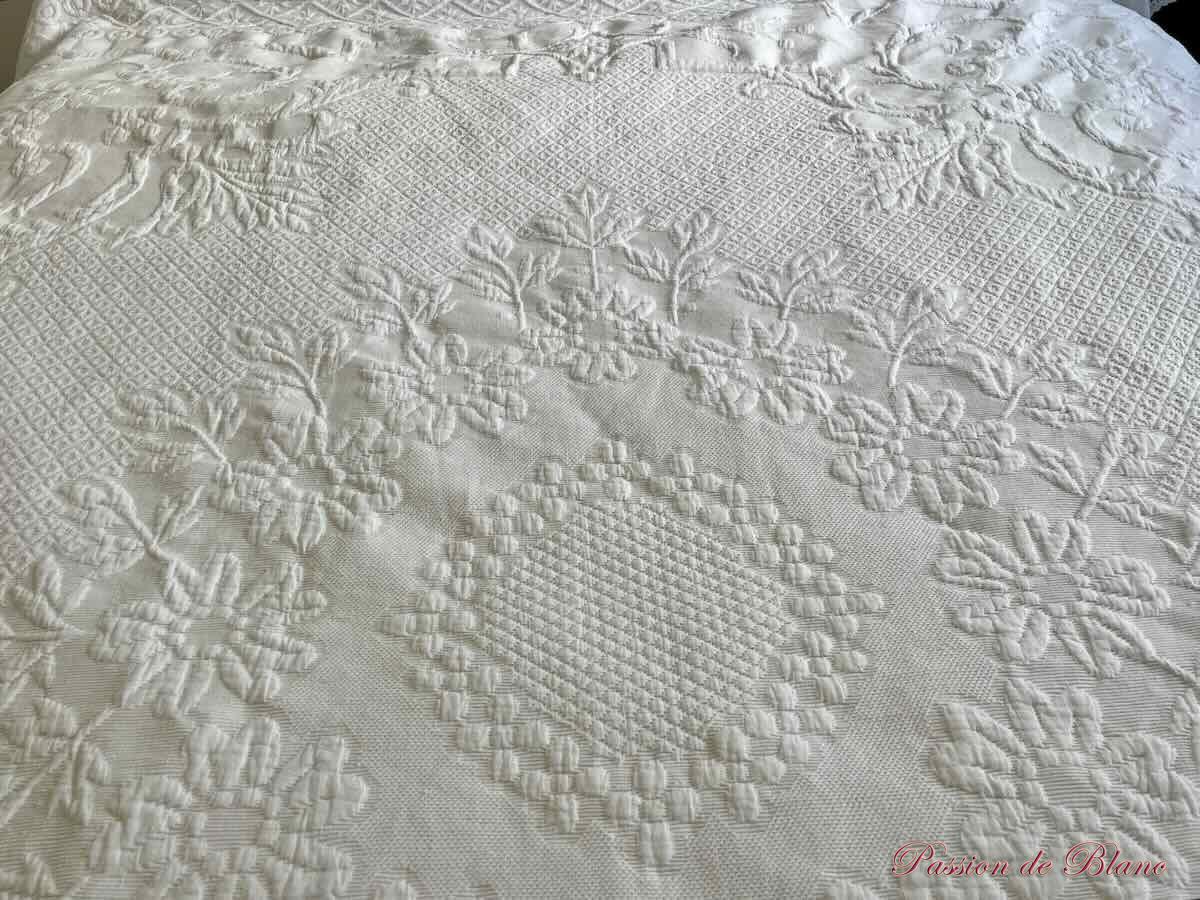 Grande couverture en piqué Marseillais, beau relief, dentelle crochet sur quatre côtés – Image 10