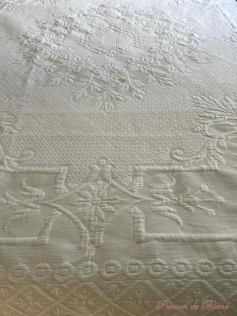 Grande couverture en piqué Marseillais, beau relief, dentelle crochet sur quatre côtés – Image 9