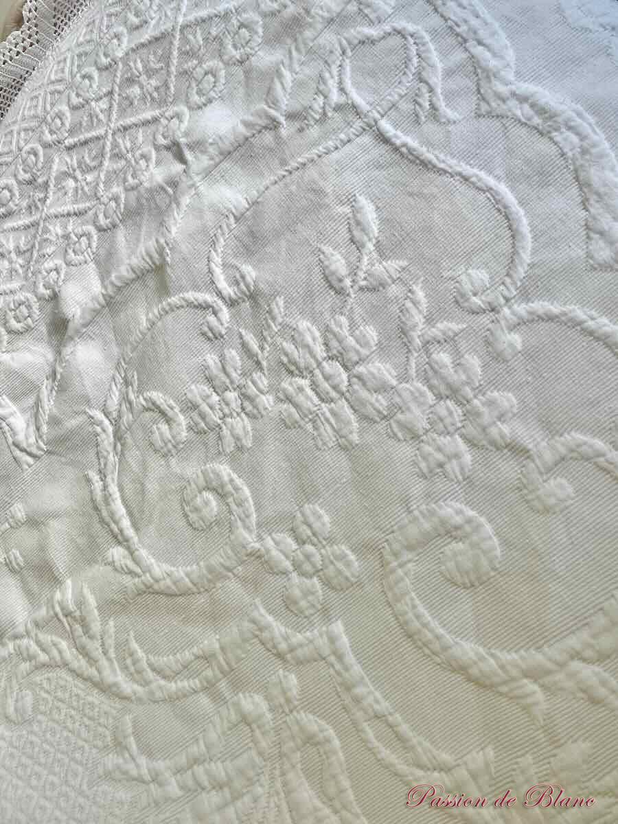 Grande couverture en piqué Marseillais, beau relief, dentelle crochet sur quatre côtés – Image 8