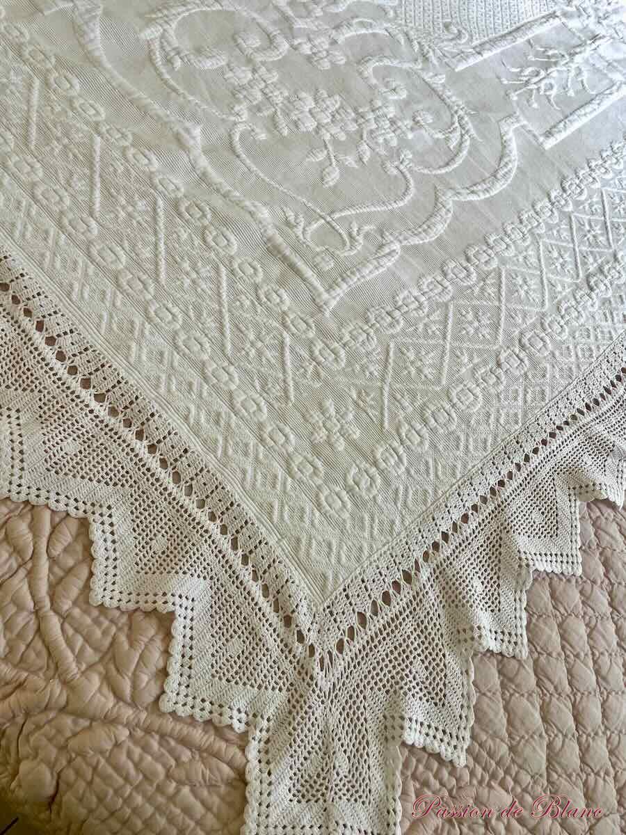 Grande couverture en piqué Marseillais, beau relief, dentelle crochet sur quatre côtés – Image 7
