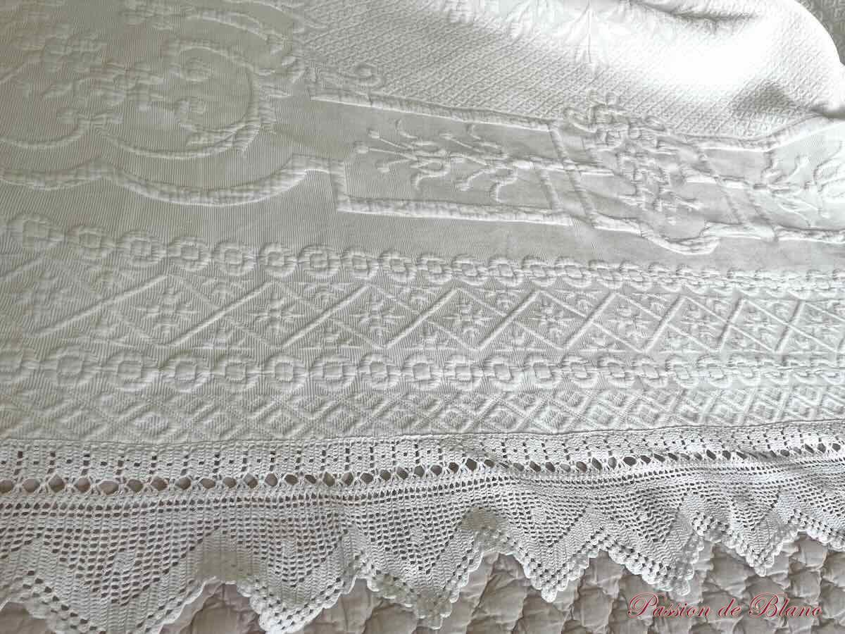 Grande couverture en piqué Marseillais, beau relief, dentelle crochet sur quatre côtés – Image 5