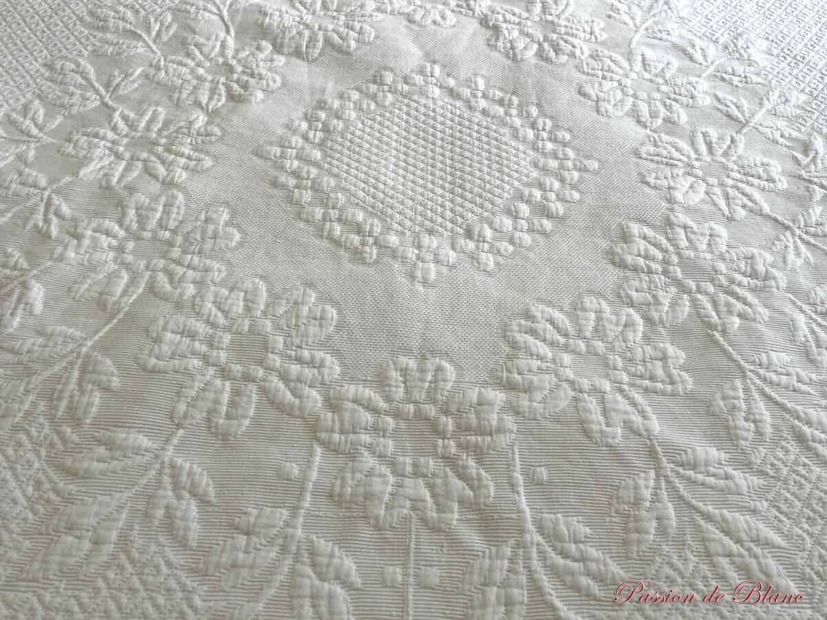 Grande couverture en piqué Marseillais, beau relief, dentelle crochet sur quatre côtés – Image 2