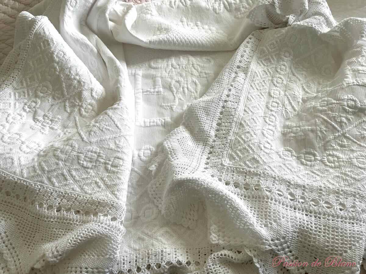 Grande couverture en piqué Marseillais, beau relief, dentelle crochet sur quatre côtés – Image 6