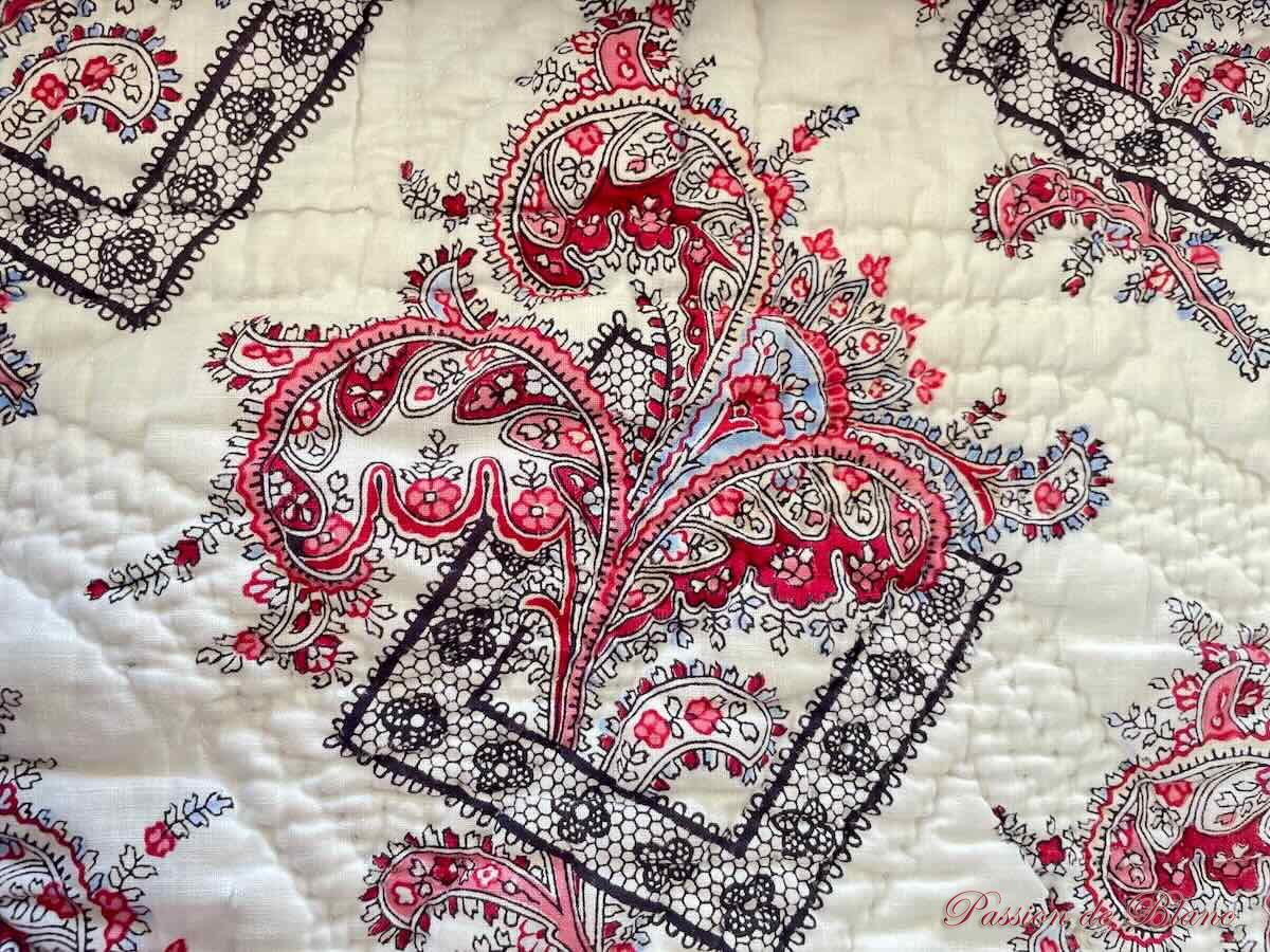 Rare couverture, Courtepointe piquée main avec motifs dentelles et arabesques – Image 3