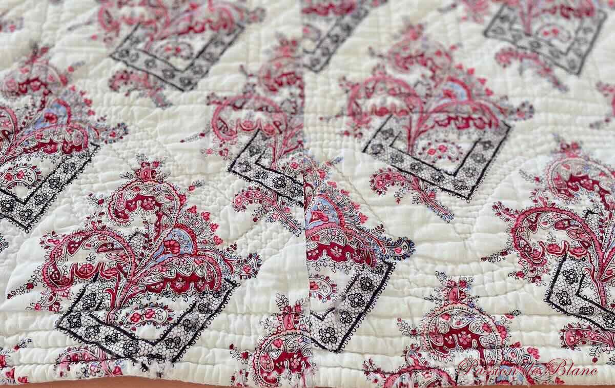 Rare couverture, Courtepointe piquée main avec motifs dentelles et arabesques – Image 10
