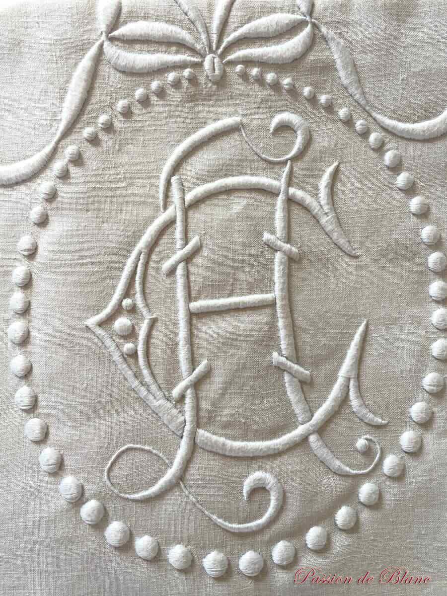 Drap ancien avec monogramme AC brodé main sur toile de lin fin neuf – Image 5