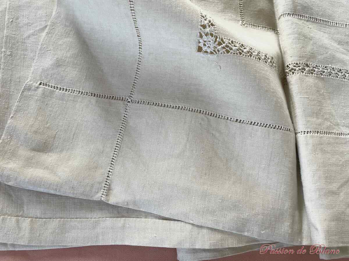 Drap ancien avec monogramme AC brodé main sur toile de lin fin neuf – Image 3