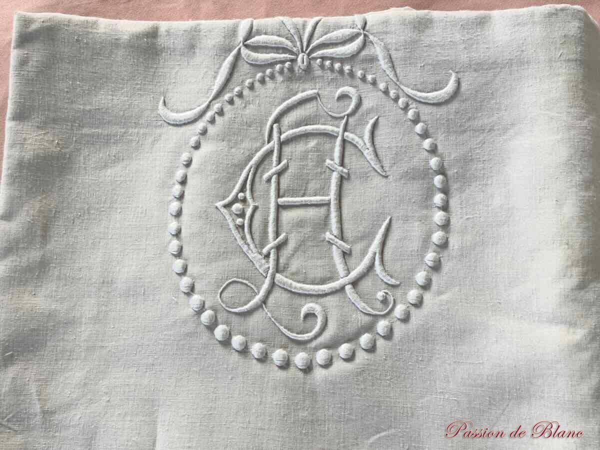 Drap ancien avec monogramme AC brodé main sur toile de lin fin neuf – Image 2