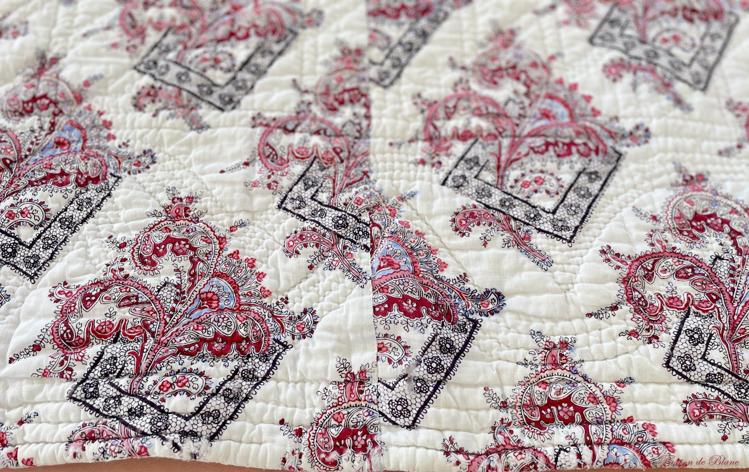 Rare couverture, Courtepointe piquée main avec motifs dentelles et arabesques – Image 11