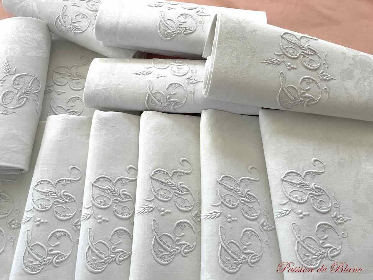 Lot 12 serviettes table en damassé de lin, motifs iris, monogramme TR – Image 7