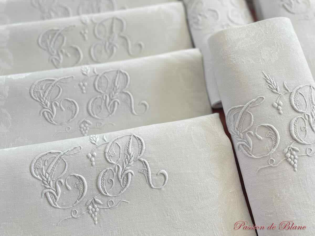 Lot 12 serviettes table en damassé de lin, motifs iris, monogramme TR – Image 2
