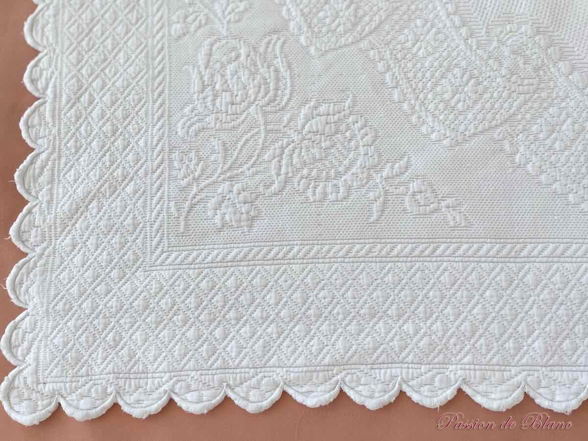 Petite couverture de bébé en piqué Marseillais festonnée main – Image 3