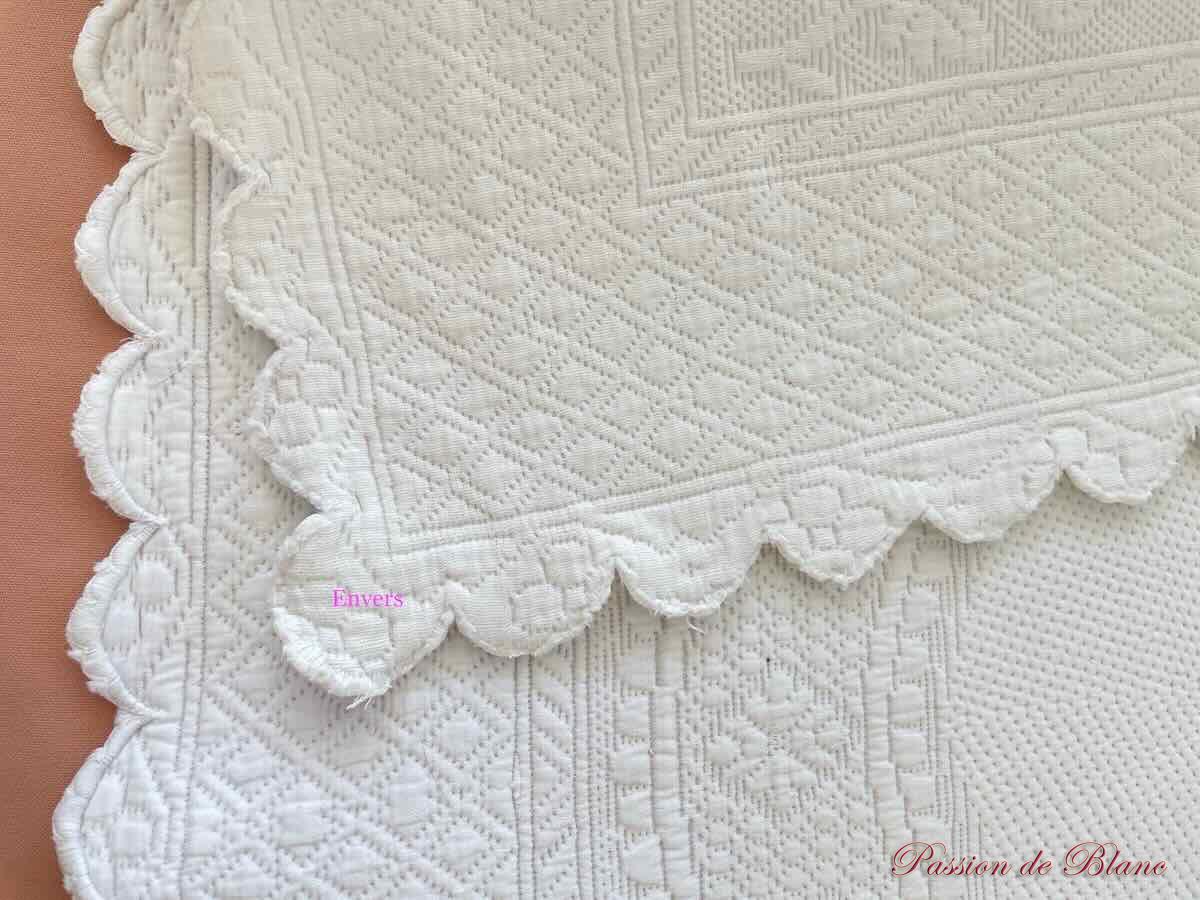 Petite couverture de bébé en piqué Marseillais festonnée main – Image 4