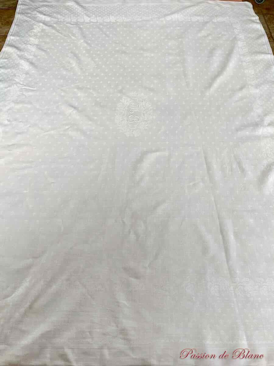 Nappe en damassé de lin fin avec encadrement et fleurs de Lys et monogramme MB – Image 6