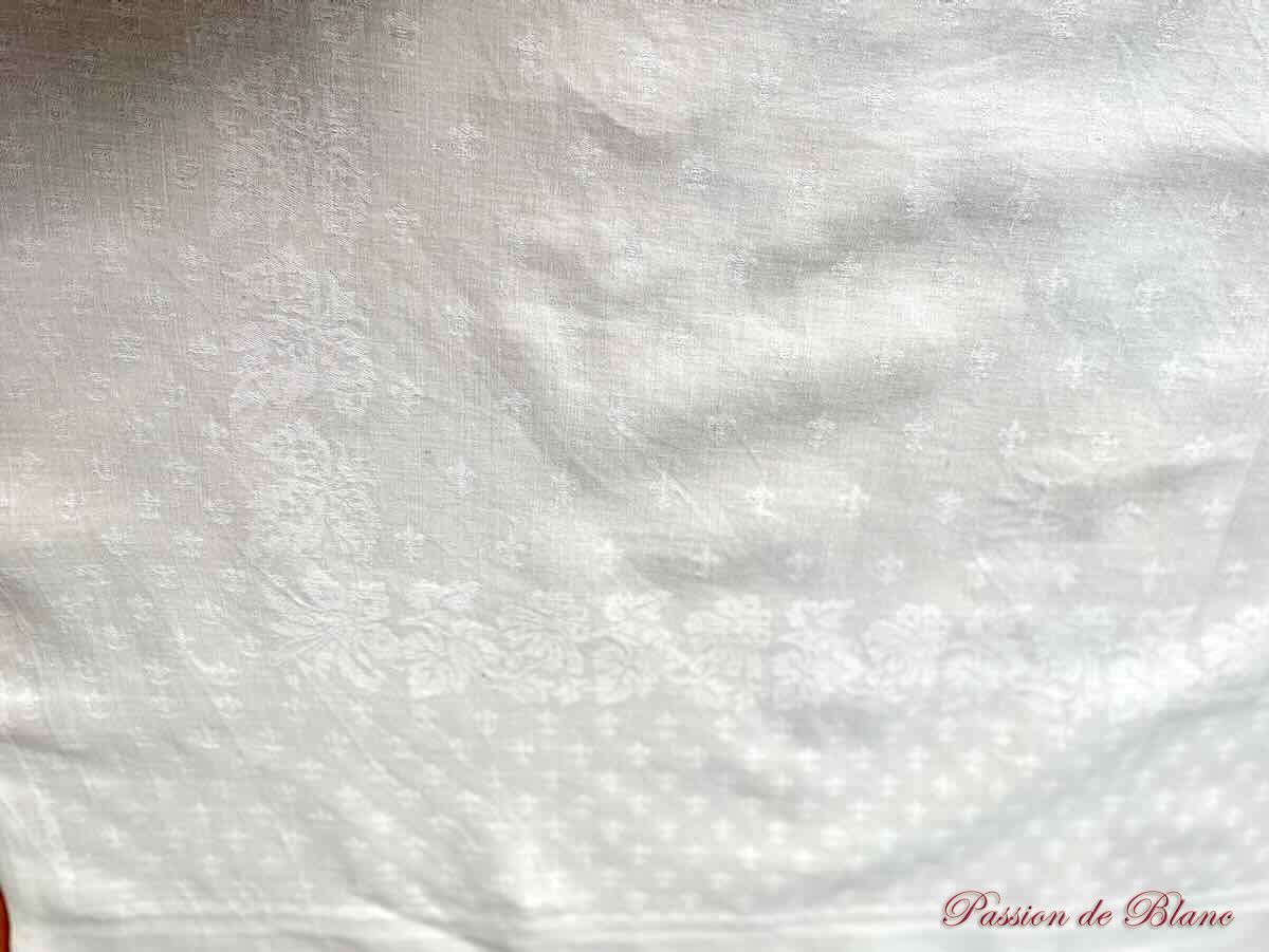 Nappe en damassé de lin fin avec encadrement et fleurs de Lys et monogramme MB – Image 4