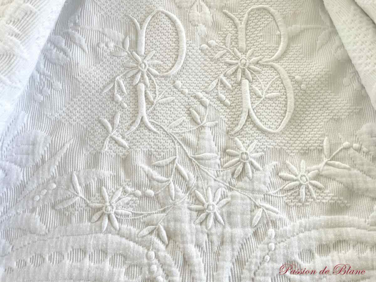 Belle couverture en piqué Marseillais, relief avec monogramme PB, dentelle au crochet. – Image 3