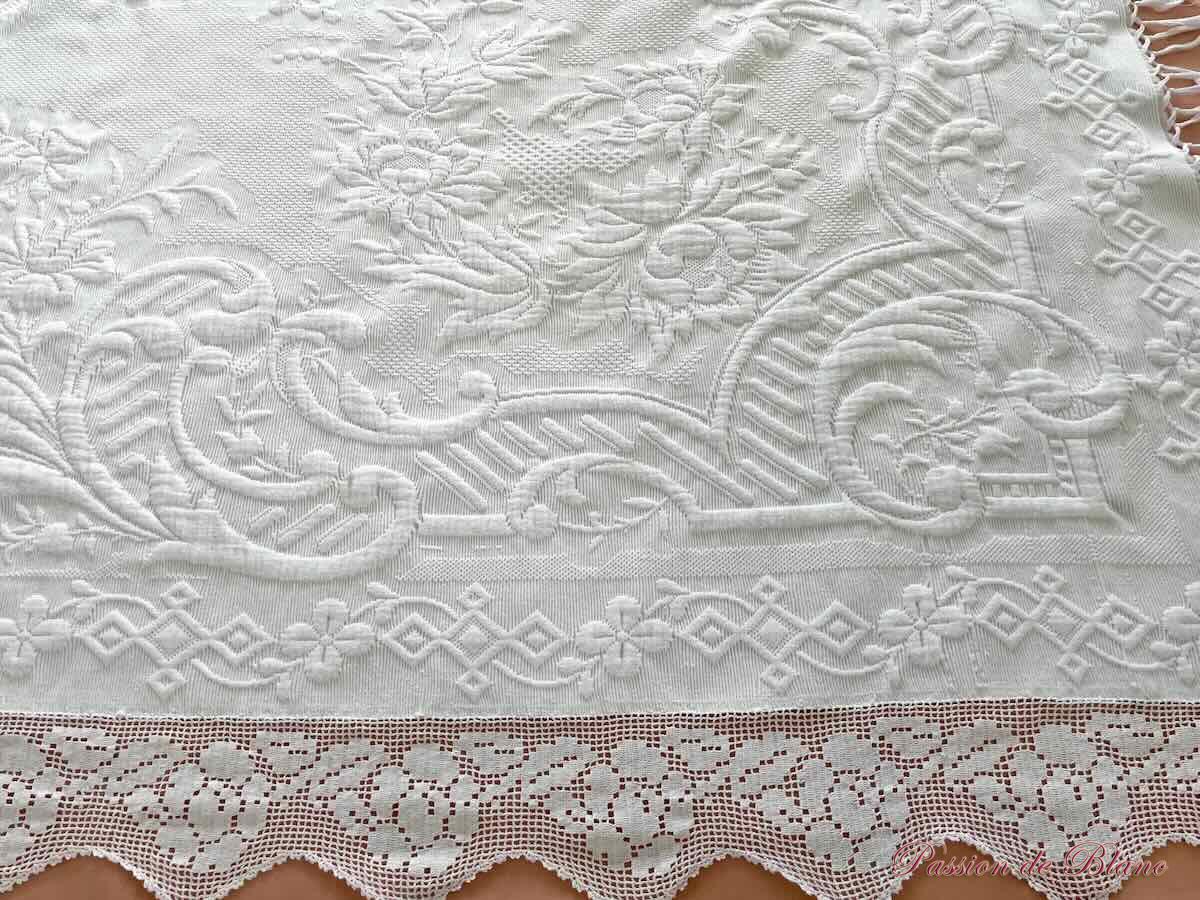 Belle couverture en piqué Marseillais, relief avec monogramme PB, dentelle au crochet. – Image 11