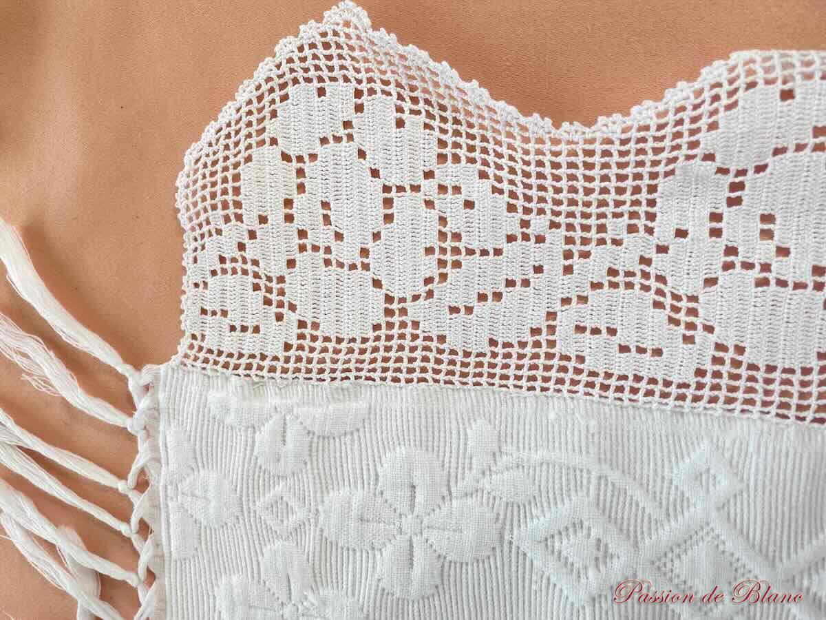 Belle couverture en piqué Marseillais, relief avec monogramme PB, dentelle au crochet. – Image 10