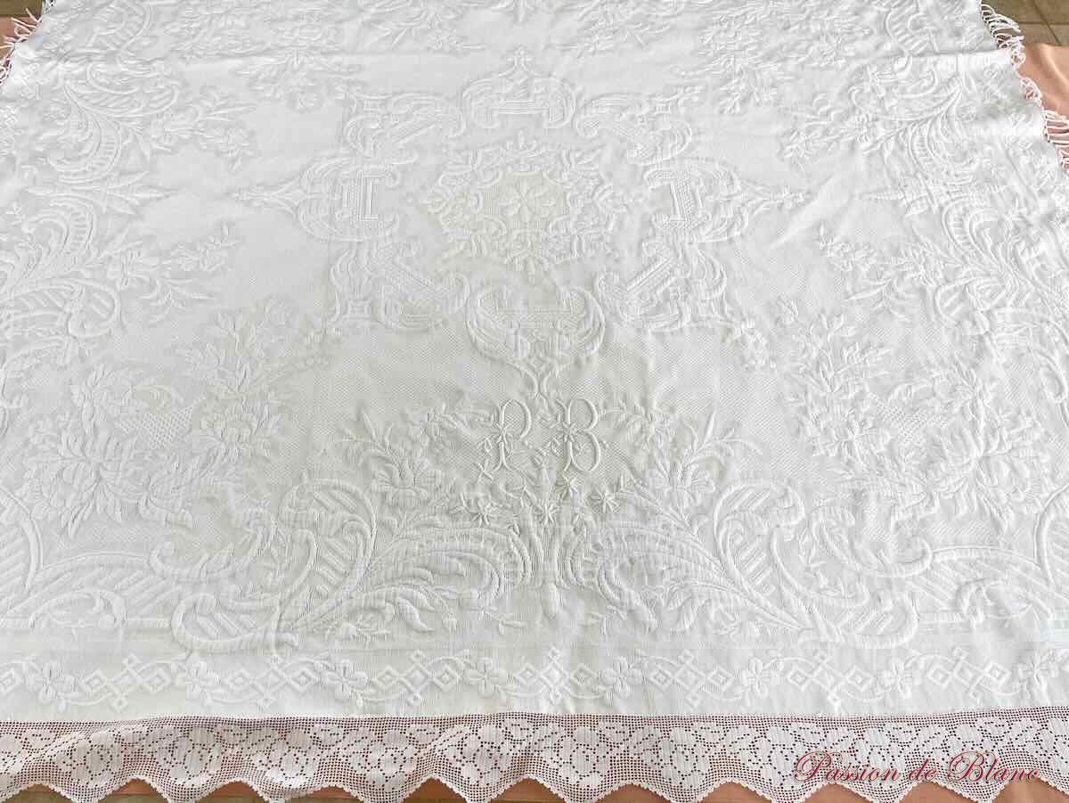 Belle couverture en piqué Marseillais, relief avec monogramme PB, dentelle au crochet. – Image 9